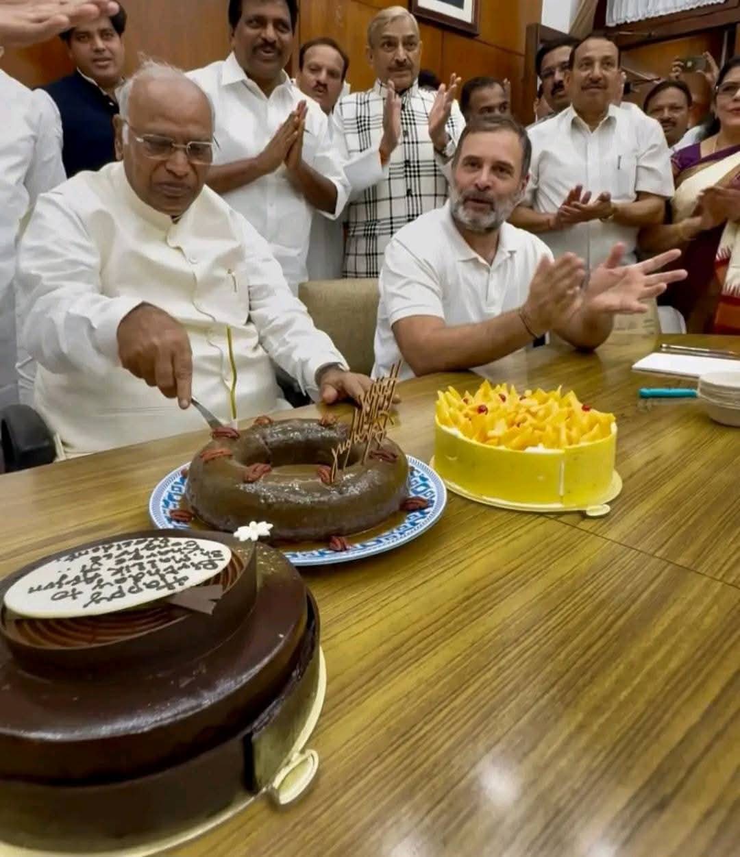 83 वर्ष के हुए कांग्रेस अध्यक्ष Mallikarjun Kharge, संसद में मना जन्मदिन – प्रियंका गांधी ने बनाया खास केक