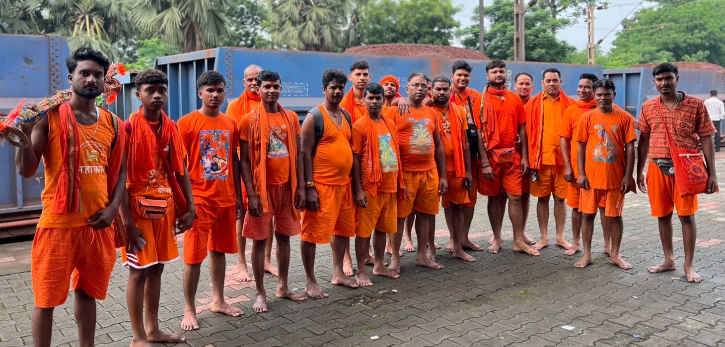 Gamharia: विश्व शांति के संकल्प के साथ देवघर रवाना हुआ युवा जत्था