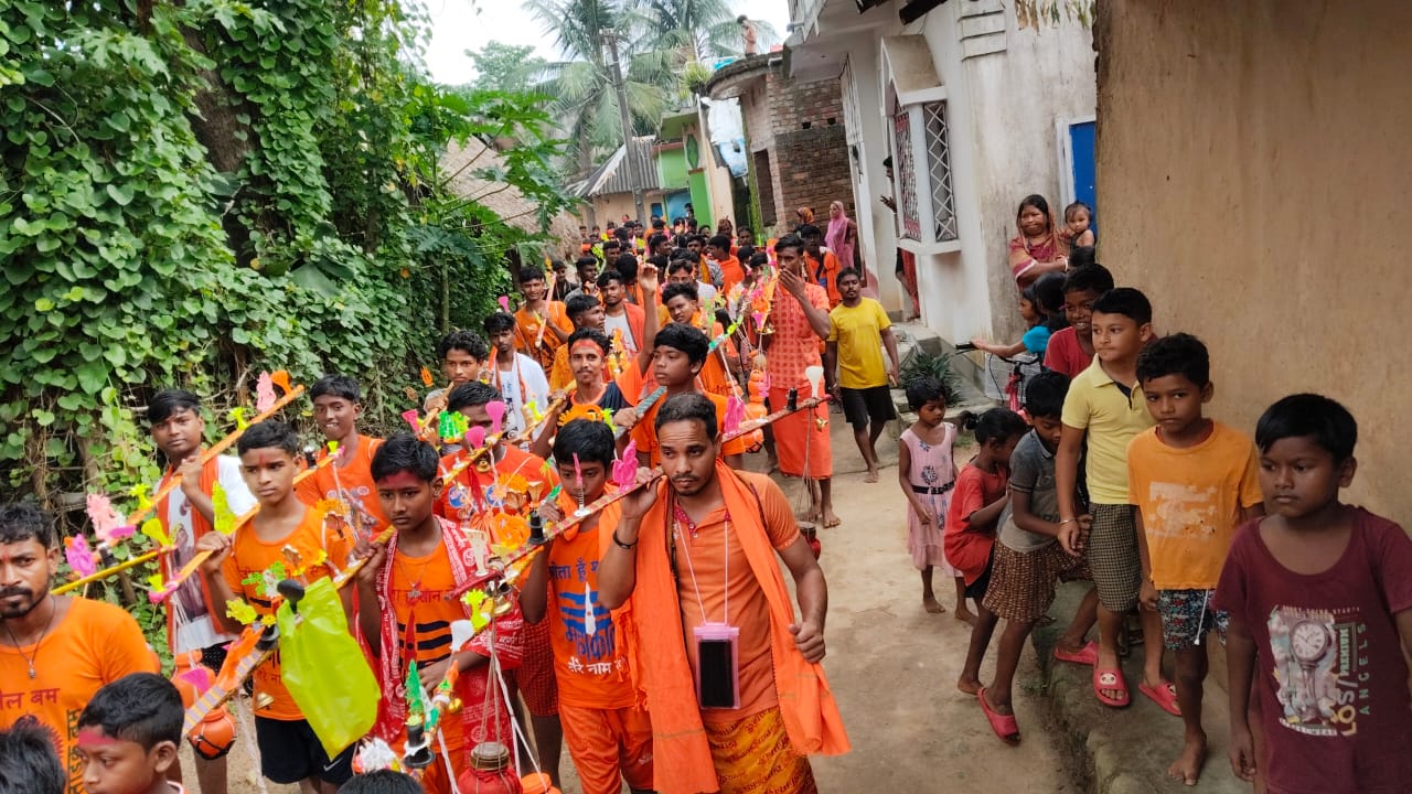 Bahragora: चित्रेश्वर धाम पर उमड़े श्रद्धालु, स्वर्णरेखा से कांवर लाकर किया जलाभिषेक