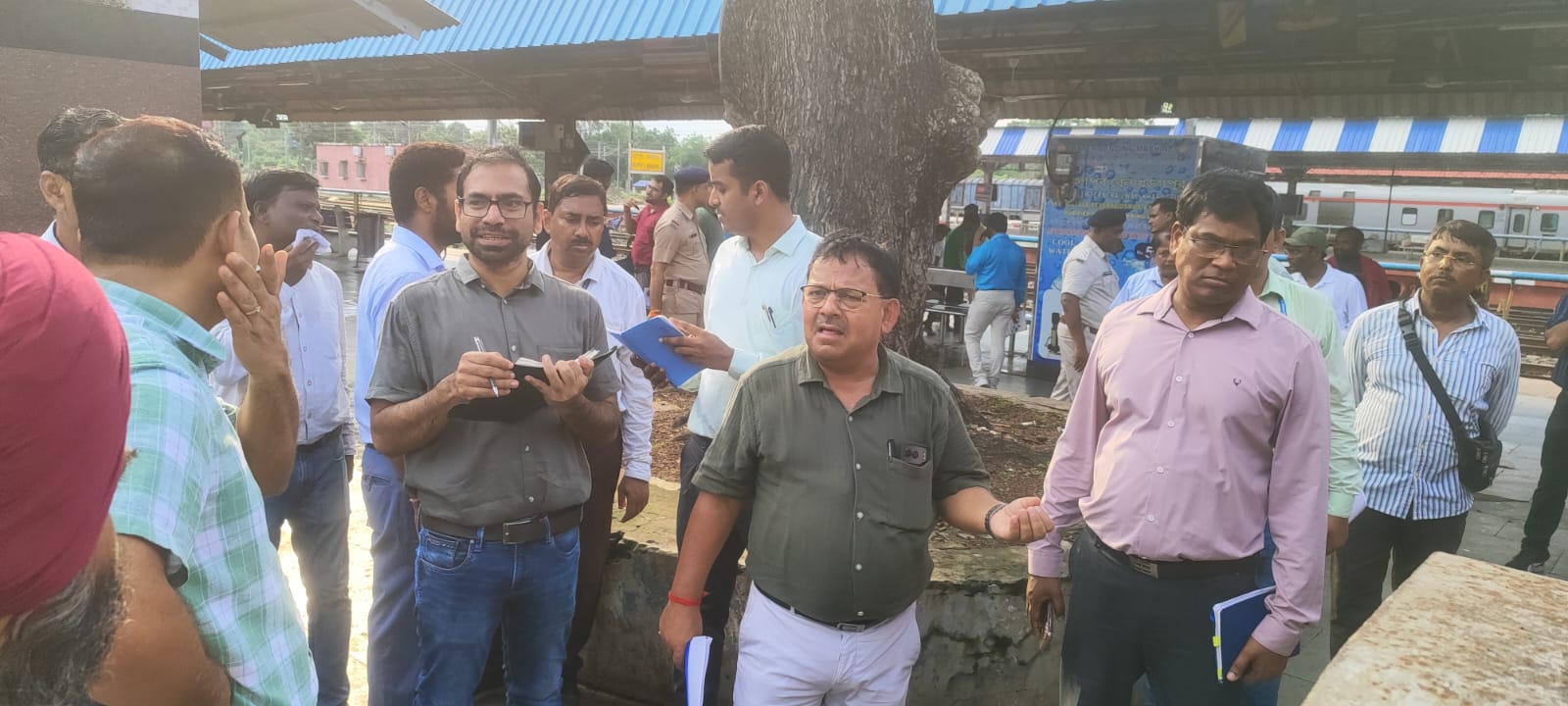Kharagpur: यात्रियों की सुविधा के लिए खड़गपुर स्टेशन का व्यापक निरीक्षण, अतिक्रमण हटाकर स्वच्छता पर ज़ोर