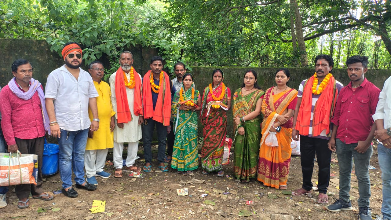 Saraikela: हिंदू युवती के धर्म परिवर्तन मामले में तीन माह बाद जेल से रिहा हुए ग्रामीण, भगवा वस्त्र से किया गया सम्मानित