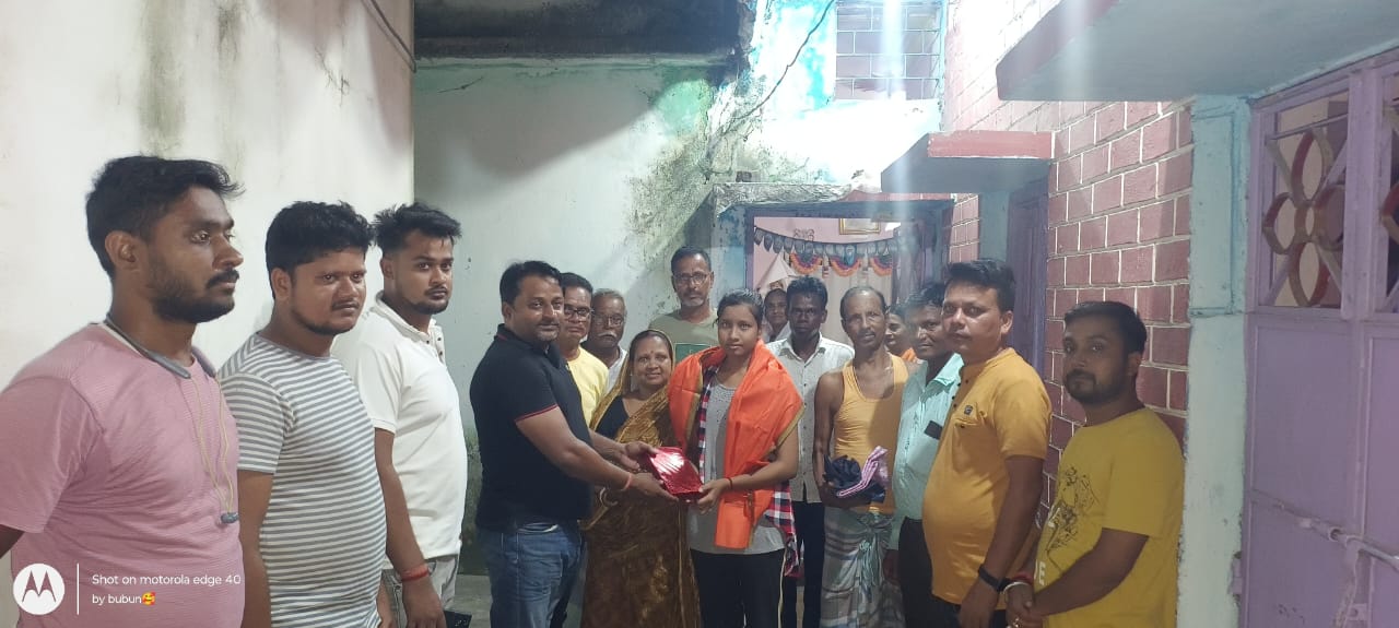 Bahragora: किसान की बेटी ने मैट्रिक में लाए 95.2% अंक, सांसद प्रतिनिधि ने किया सम्मानित