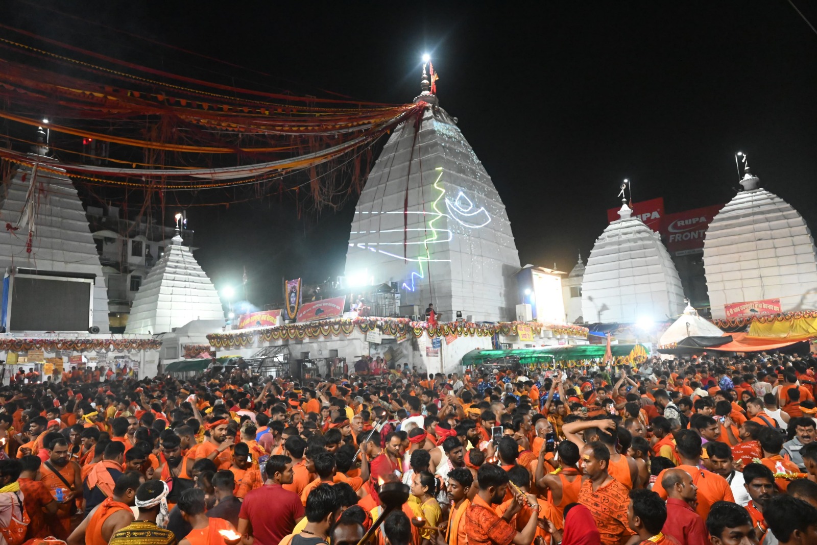 Deoghar Sharavani Mela 2025: सावन के 13वें दिन बाबा बैद्यनाथ का डेढ़ लाख श्रद्धालुओं ने किया जलाभिषेक