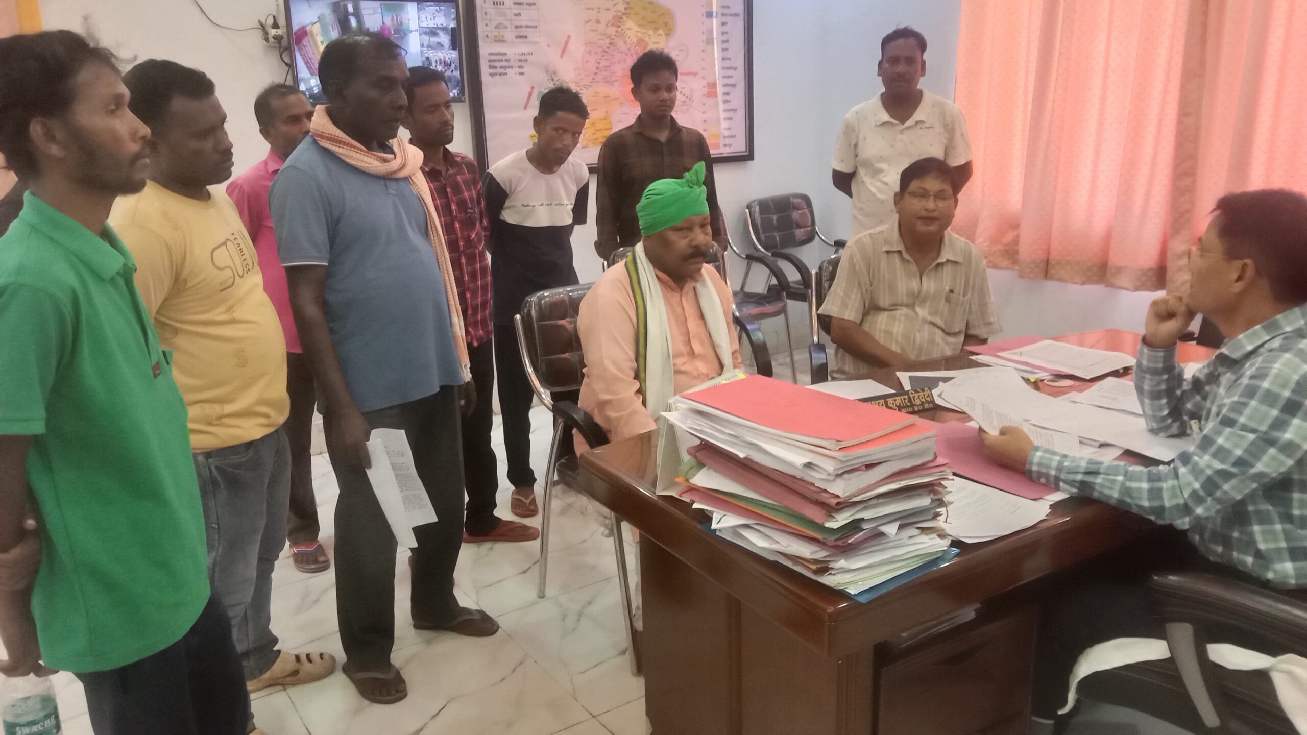 Gamharia: गांव से दूर नहीं, बीच में बने स्वास्थ्य केंद्र, खड़ा हुआ विवाद