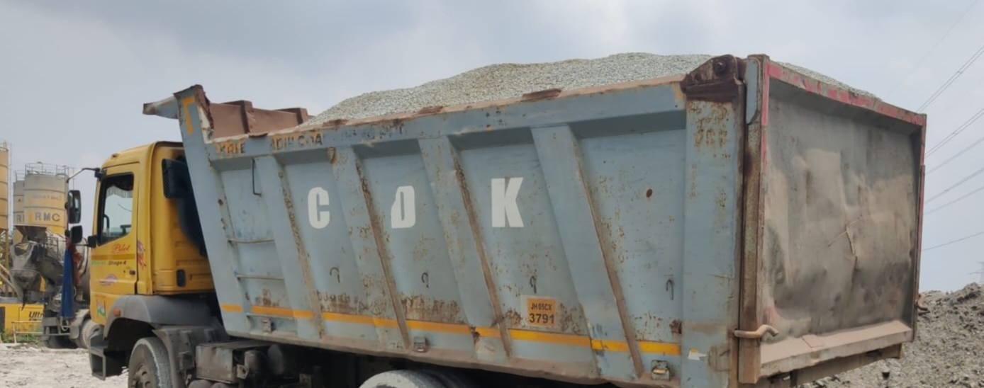 Gamharia: रेडिमिक्स इकाइयों पर खनन विभाग का छापा, दो हाइवा जब्त