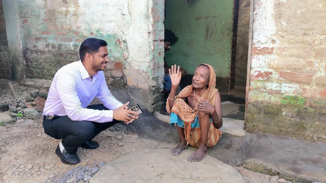 Jamshedpur: सबर बस्ती में BDO का दौरा, बुजुर्ग महिला के घर पहुंचकर ली स्वास्थ्य जानकारी