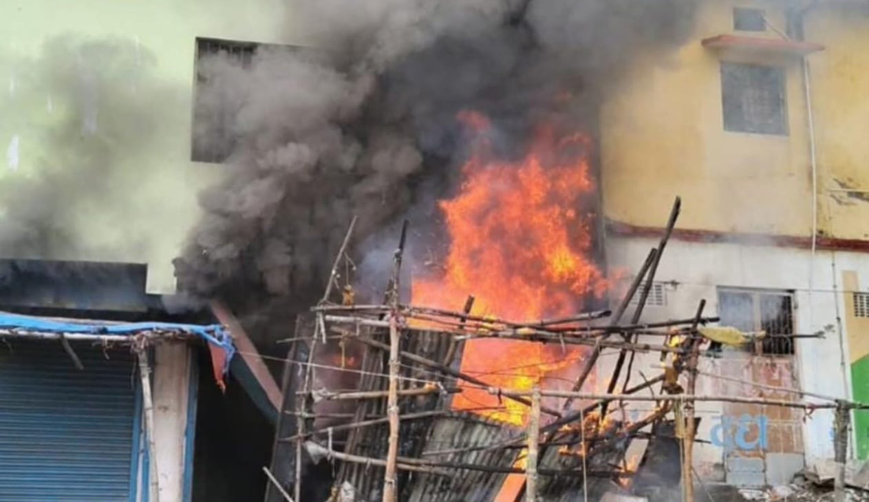 Kandra: कांड्रा में कपड़े की दुकान में भीषण आग, छत के रास्ते बाहर निकाले गए लोग