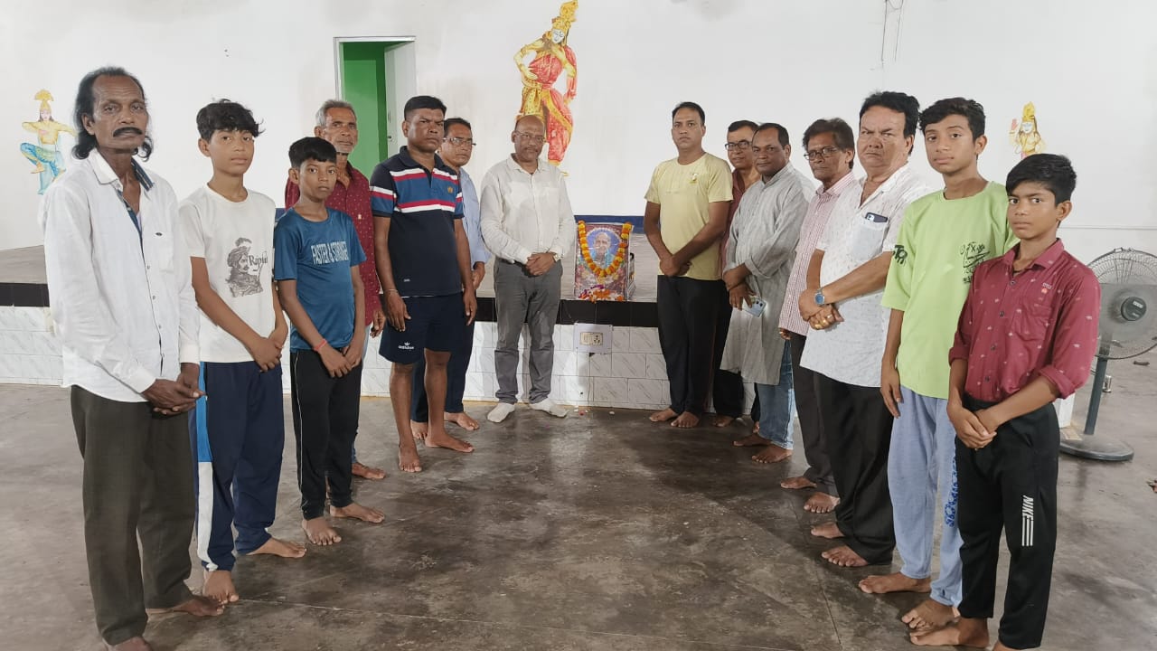 Saraikela: वरिष्ठ छऊ कलाकार शंभू नाथ कबी के निधन पर शोकसभा आयोजित