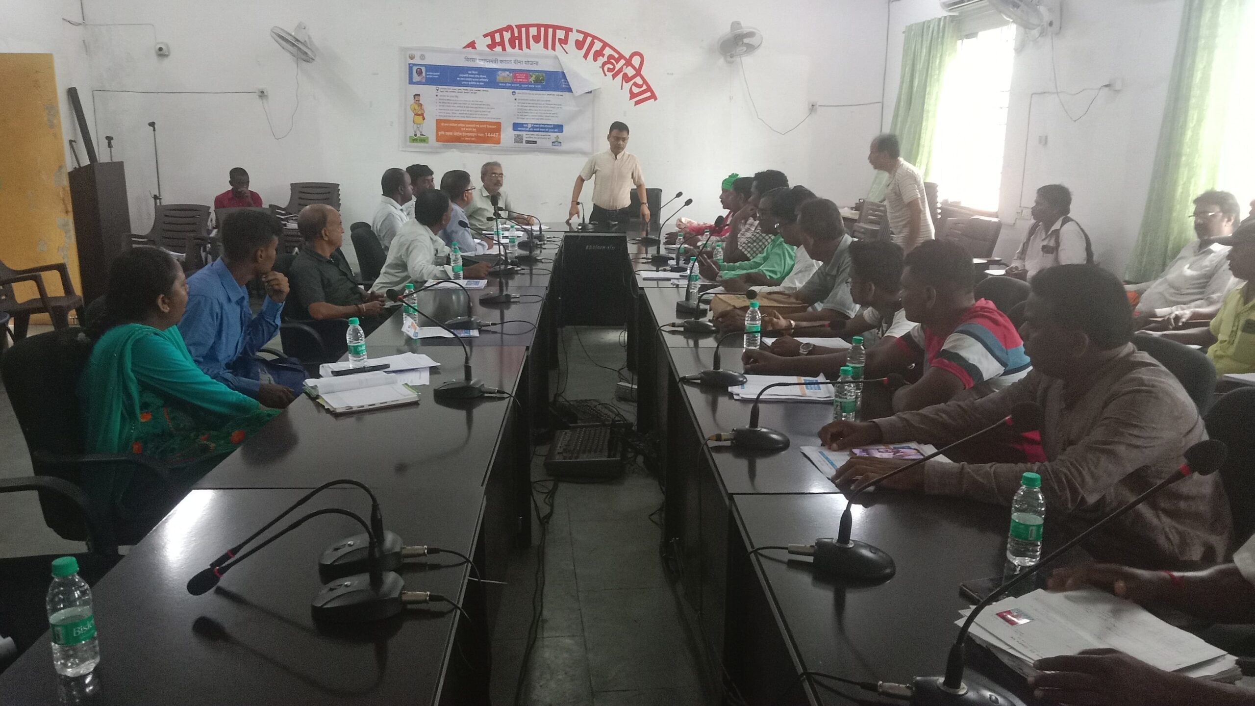 Gamharia: जनसेवकों और किसान मित्रों को मिला बीमा योजना का मार्गदर्शन