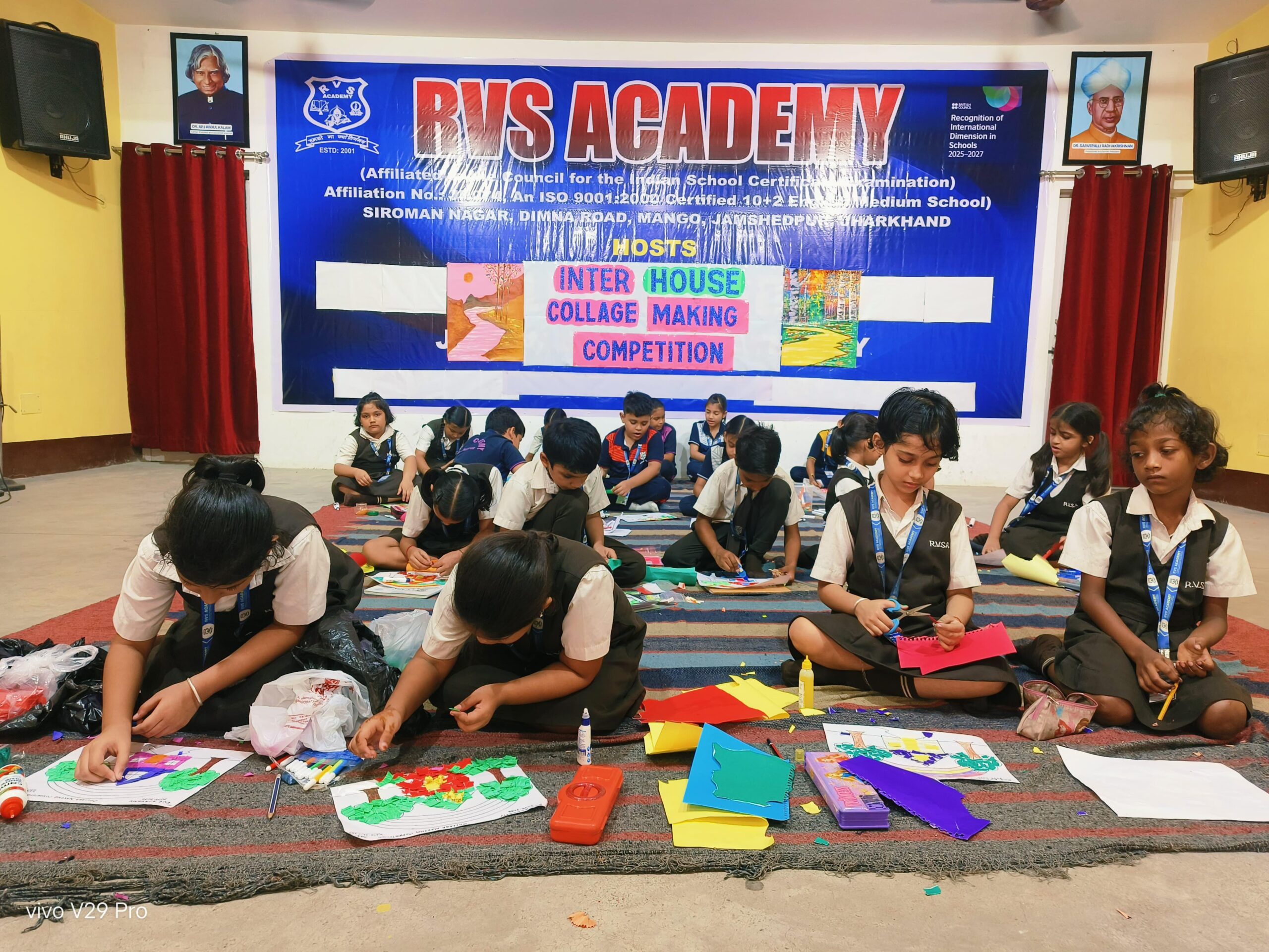 Jamshedpur: रचनात्मकता में चमके नन्हें कलाकार, RVS Academy में कोलाज प्रतियोगिता