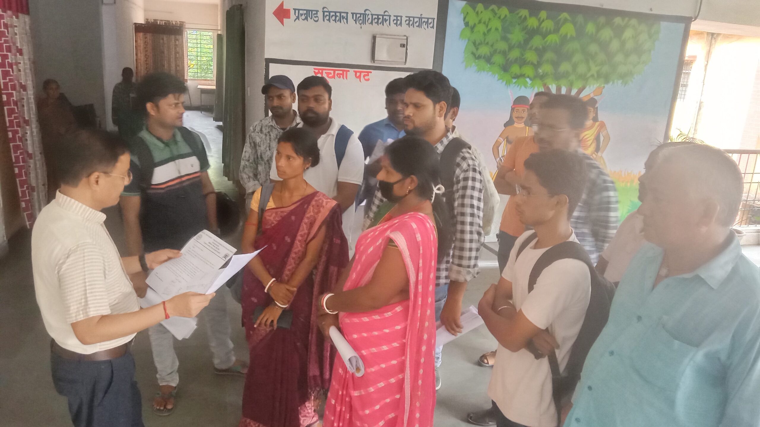 Gamharia: गम्हरिया में तीन दिवसीय हड़ताल पर शिफ्टेड VLE, मानदेय बढ़ोतरी व बकाया भुगतान की मांग