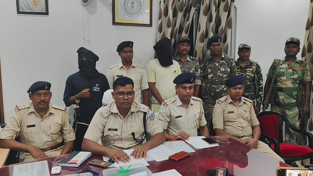 West Singhbhum: हाइवे पर हवाई फायरिंग कर रहे दो युवक गिरफ्तार, देशी पिस्टल और मोबाइल जब्त