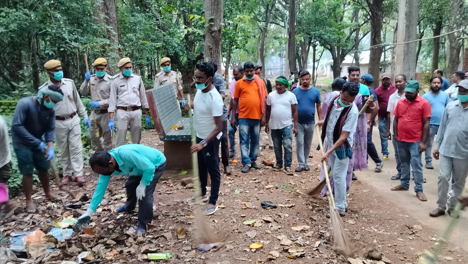 Jamshedpur: मुक्तेश्वर धाम में चला स्वच्छता अभियान, विधायक ने खुद थामा झाड़ू