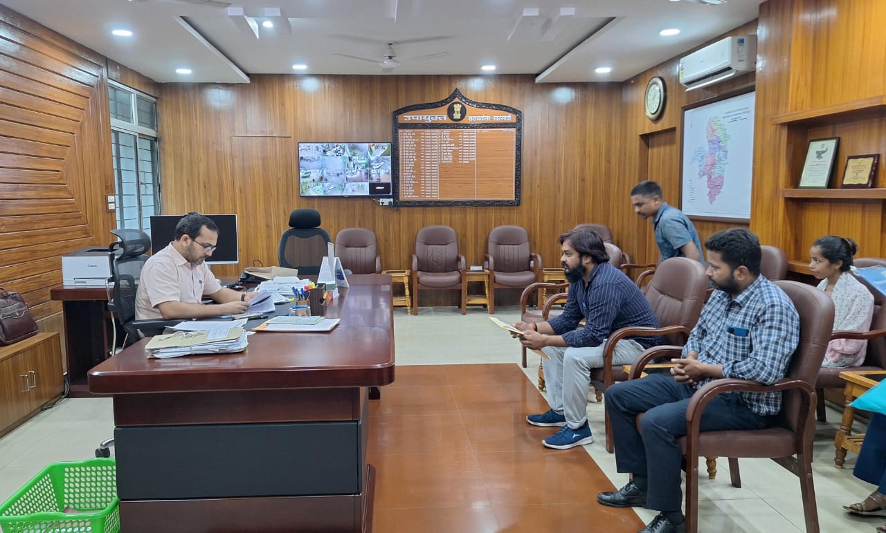 Saraikela: सरायकेला में साप्ताहिक जनता दरबार, समस्याएं सुनी गईं – समाधान के निर्देश जारी