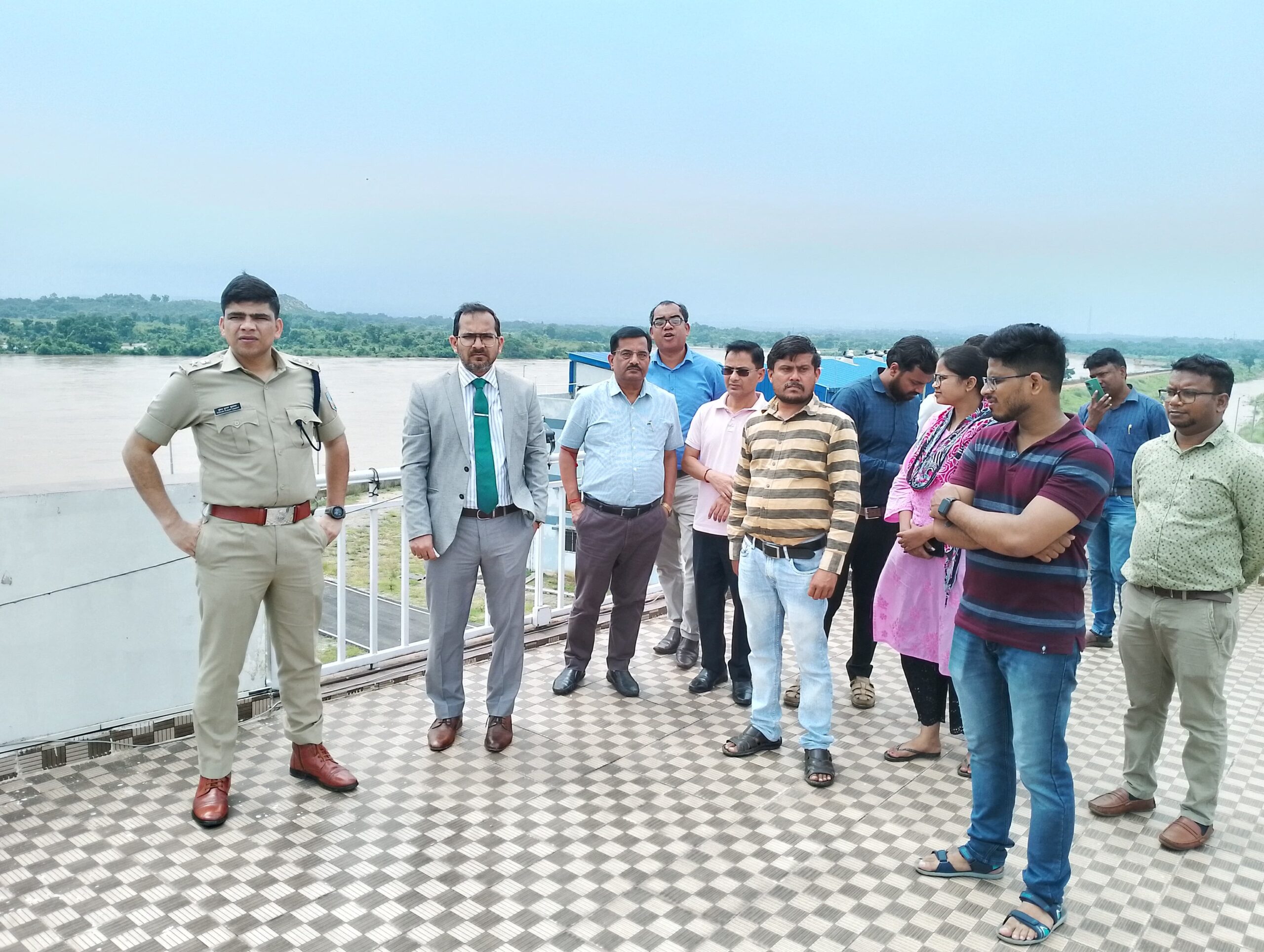 Saraikela: नदी जलस्तर में वृद्धि को लेकर जिला प्रशासन सतर्क, किया तटीय क्षेत्रों का निरीक्षण