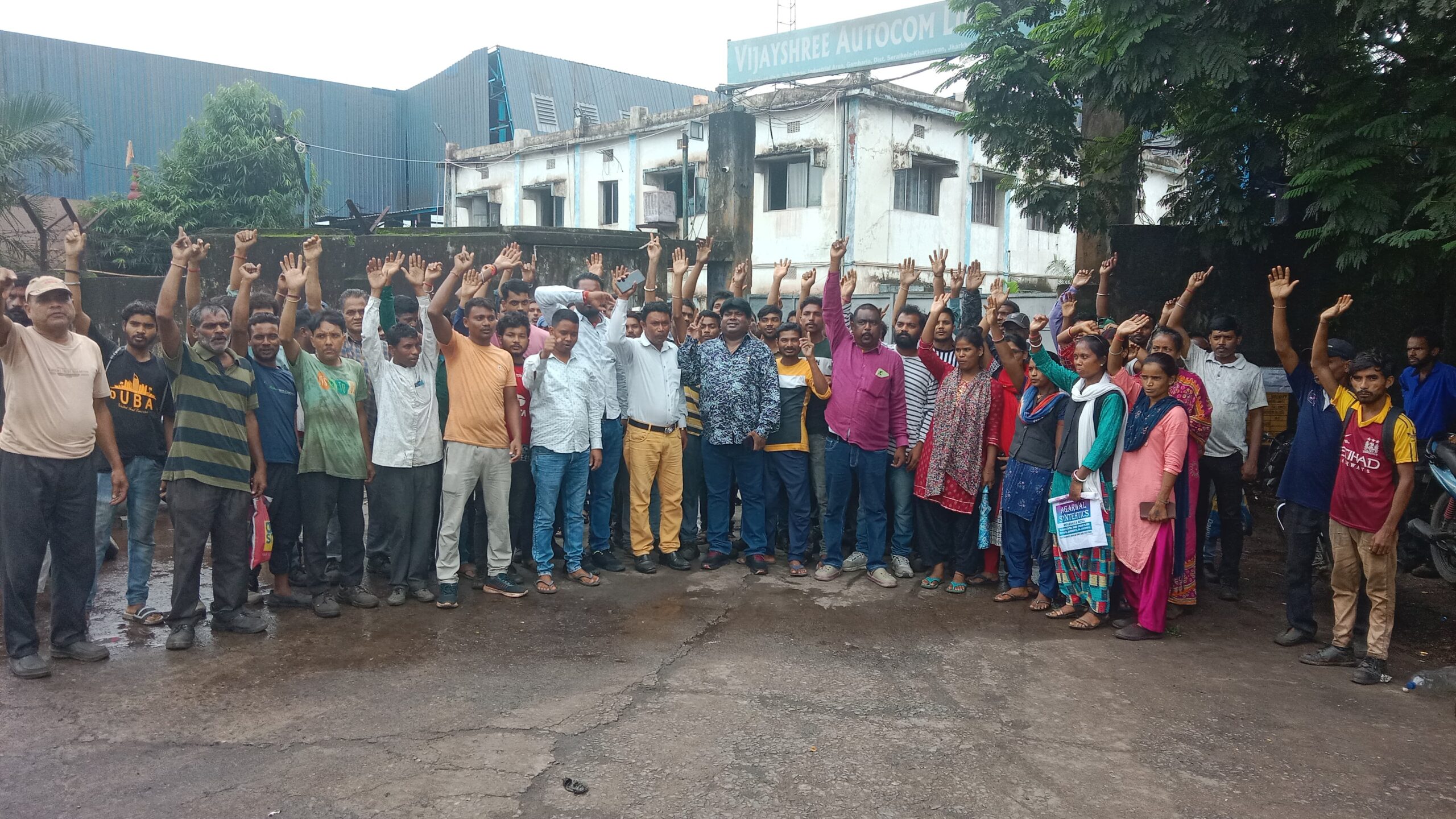 Gamharia: विजयश्री कंपनी में न्यूनतम मजदूरी की माँग पर भड़के कामगार, दिनभर ठप रहा काम