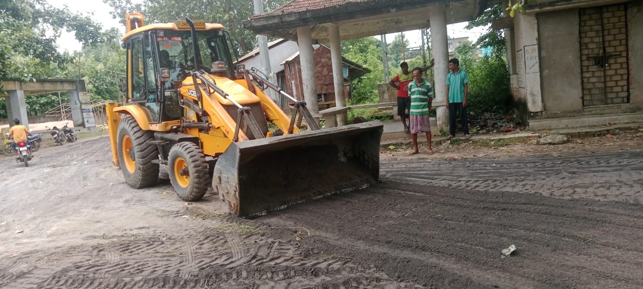 Bahragora: चित्रेश्वर मंदिर जाने वाली सड़क हुई दुरुस्त, समीर महंती ने निभाई जनप्रतिनिधि की ज़िम्मेदारी