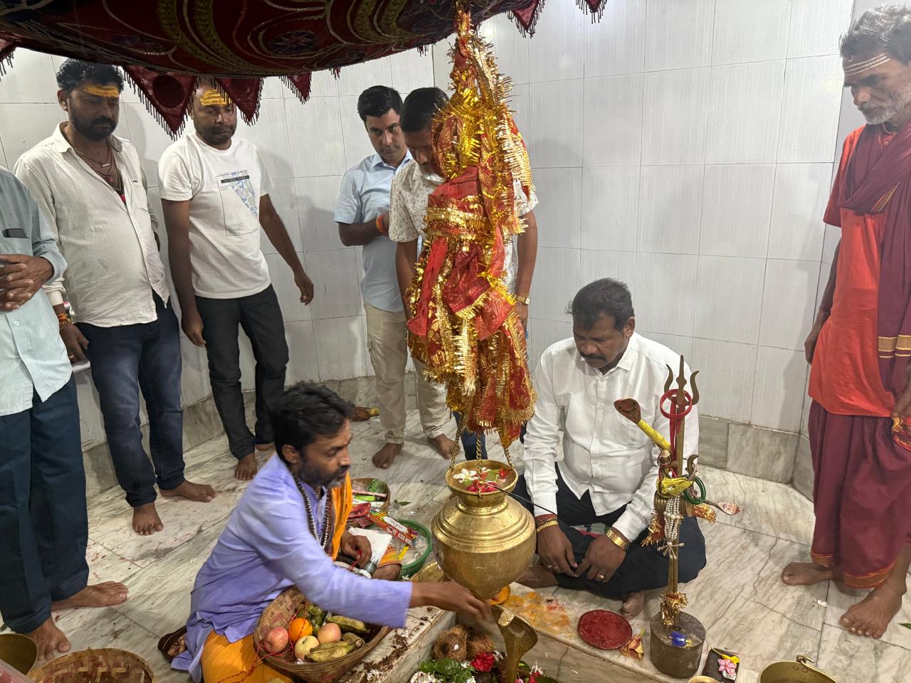 East Singhbhum: वैतरणी तट पर रामतीर्थ धाम में विधायक सिंकु ने की पूजा-अर्चना