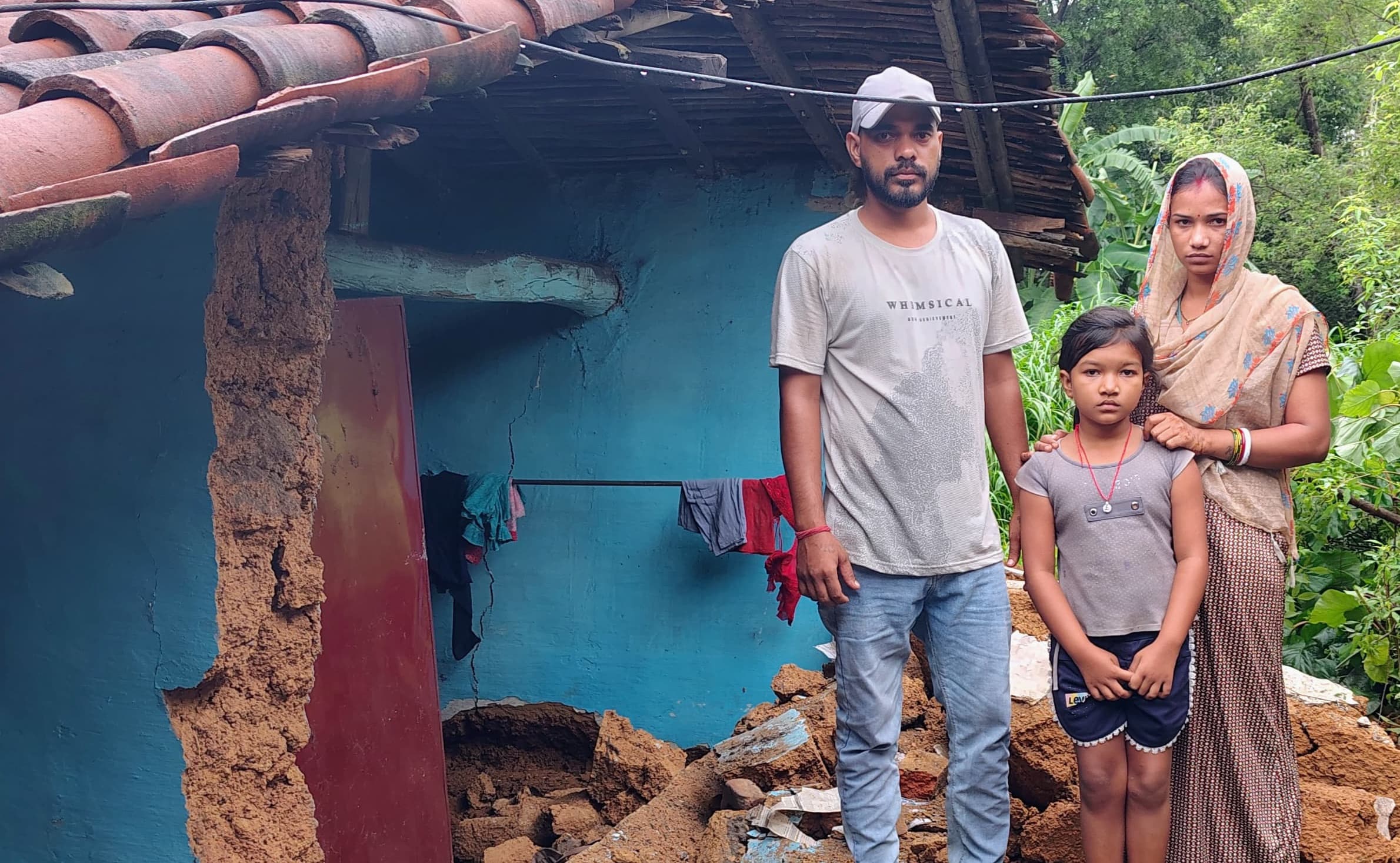 Gamharia: भारी बारिश से मिट्टी का मकान गिरा, बाल-बाल बचा परिवार