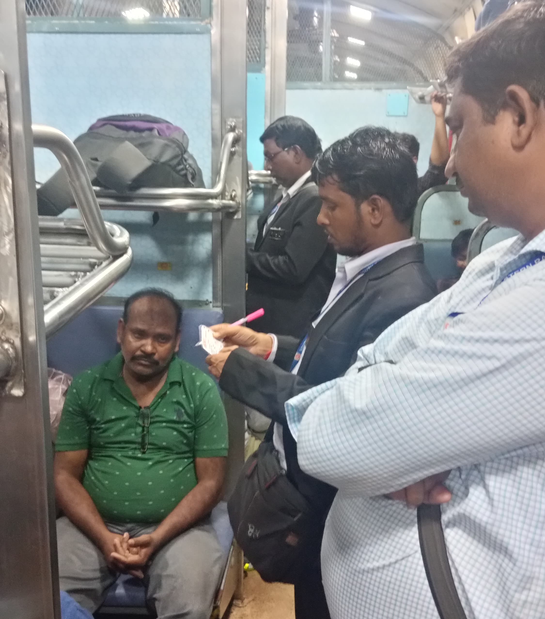 Kharagpur: ट्रेनों में बिना टिकट यात्रा पर सख्ती, पकड़े गए 467 यात्री – ₹2.83 लाख जुर्माना वसूला