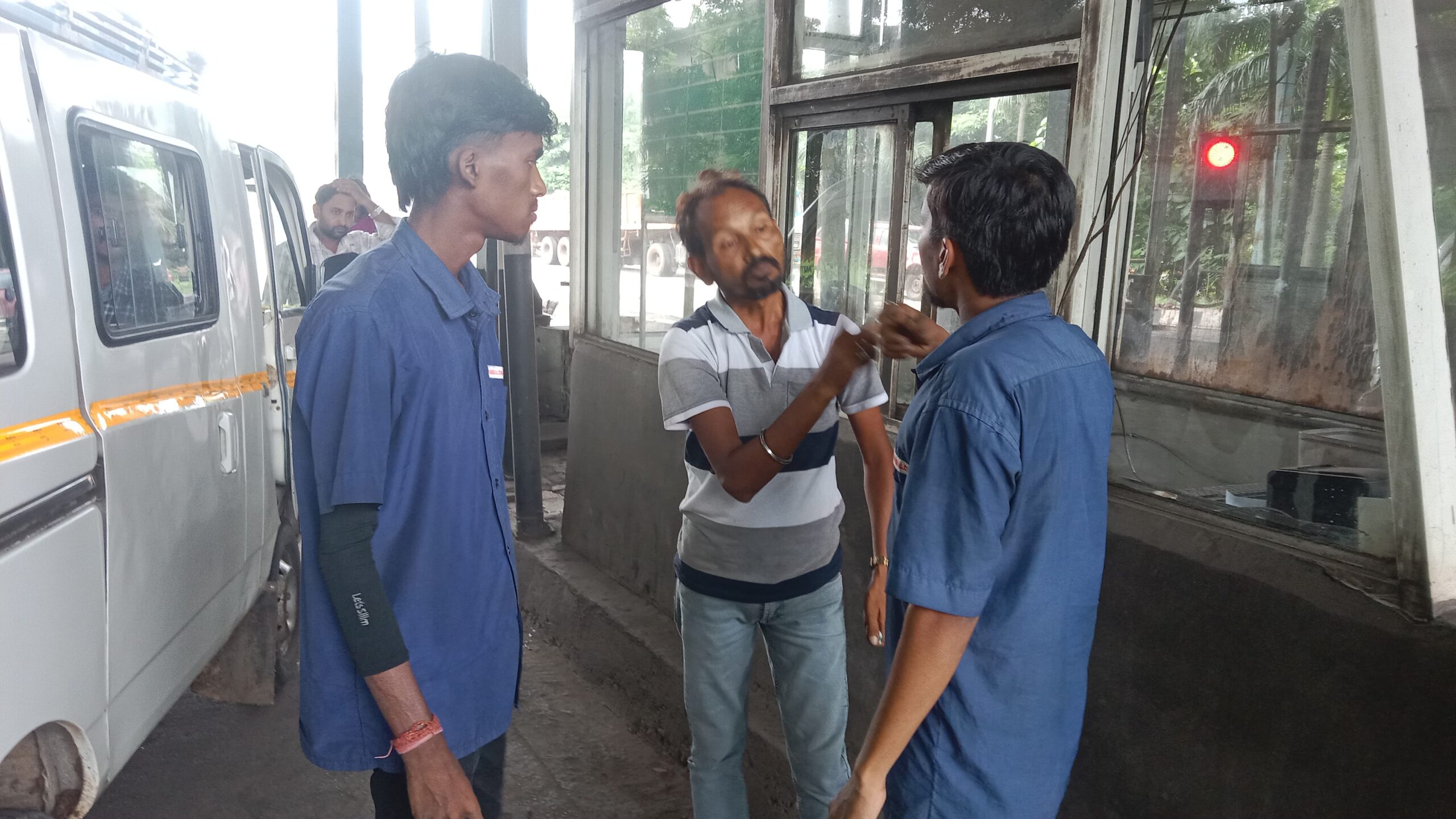 Gamharia: कांड्रा टोल बूथ पर वाहन चालक और कर्मियों के बीच हंगामा