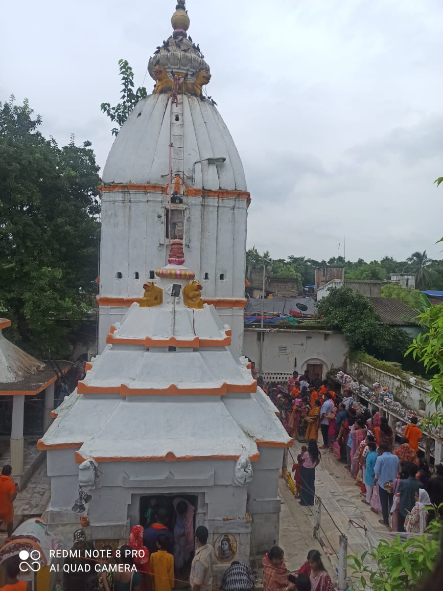 Bahragora: सोमवारी पर कांवरियों से गुलजार हुआ बहरागोड़ा का प्राचीन चित्रेश्वर धाम