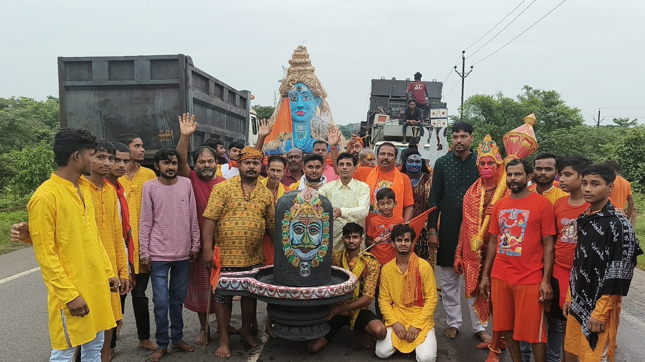 Saraikela: बाबा बुद्धेश्वर महादेव के दर्शन को उमड़ा सैलाब, झूमते-गाते पहुंचे बाबा के द्वार, Video
