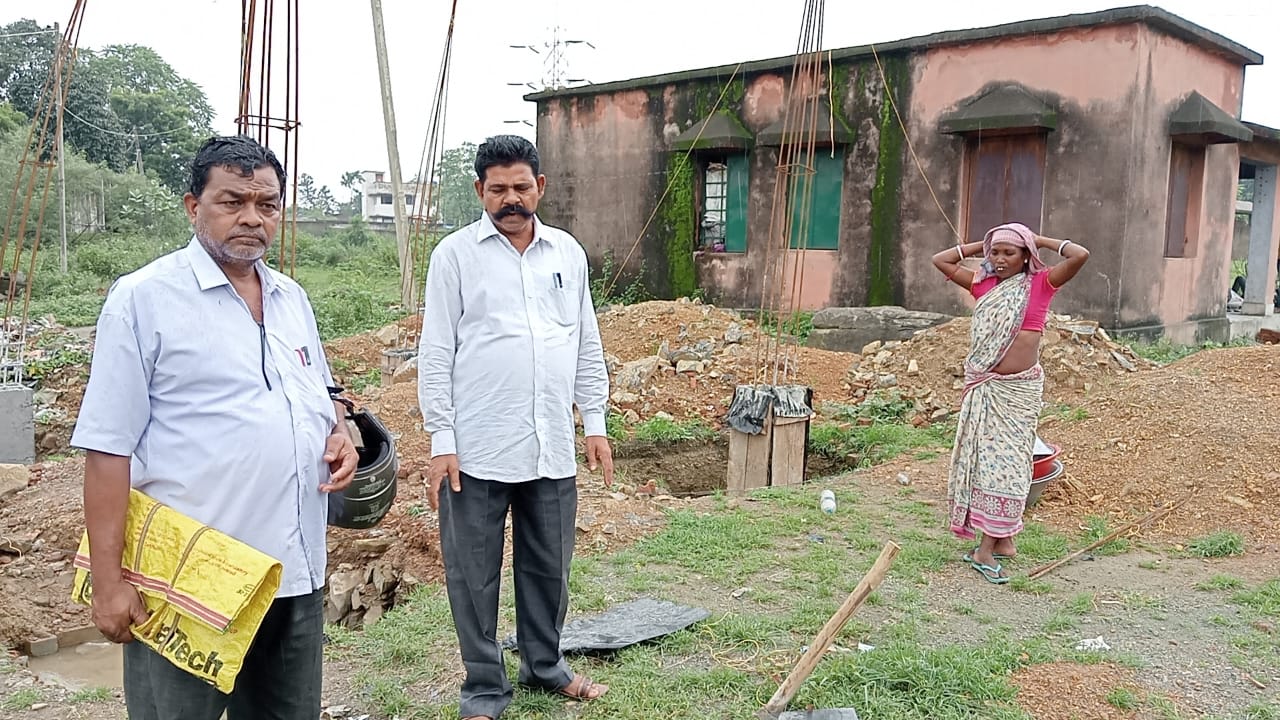 Saraikela: बिना अनुमति तोड़ा गया सामुदायिक भवन, ग्रामीणों ने उठाए सवाल