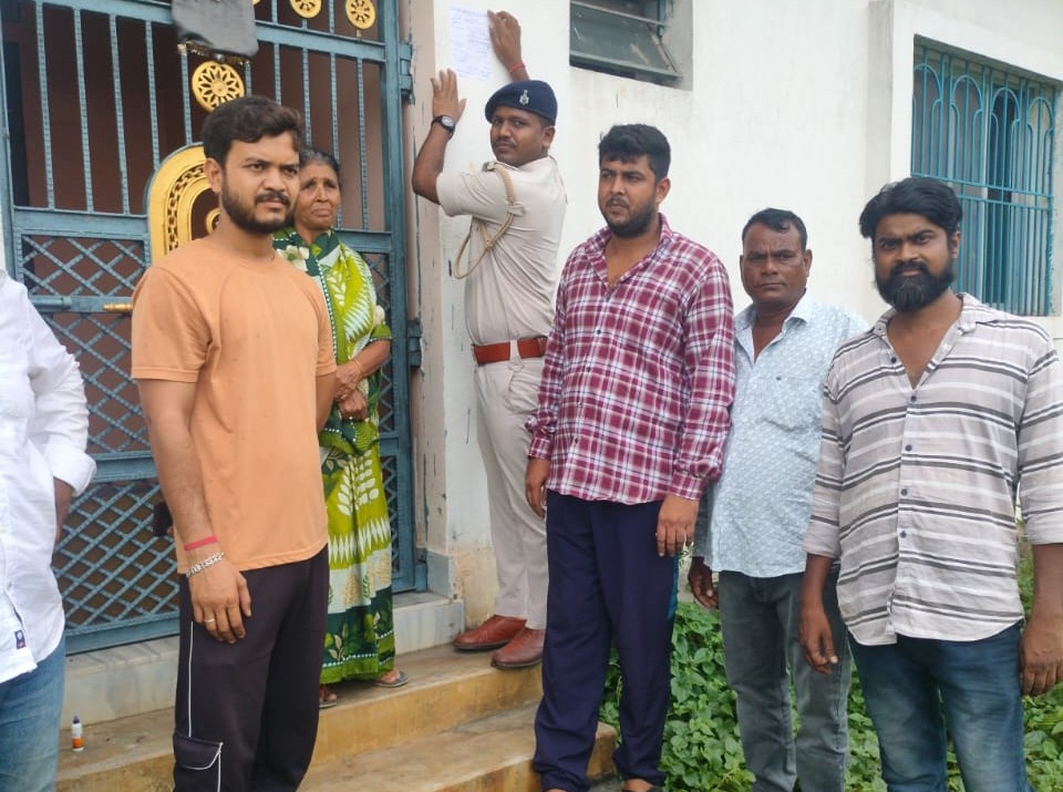 Jamshedpur: नरवा पहाड़ दोहरी हत्या मामले में आरोपी पर शिकंजा, घर पर चिपका इश्तेहार