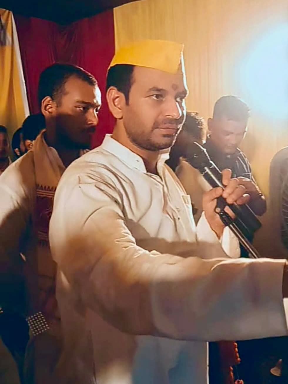 Bihar: “दारू पीते हैं जिला अध्यक्ष, कार्यालय में महिलाओं से होती है बदसलूकी”, तेज प्रताप बने विभीषण – खोली पोल