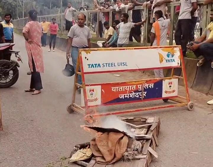 Jamshedpur: उलीडीह में संदिग्ध हालात में युवक की मौत, शव मिलने के बाद हंगामा – टायर जलाकर प्रदर्शन