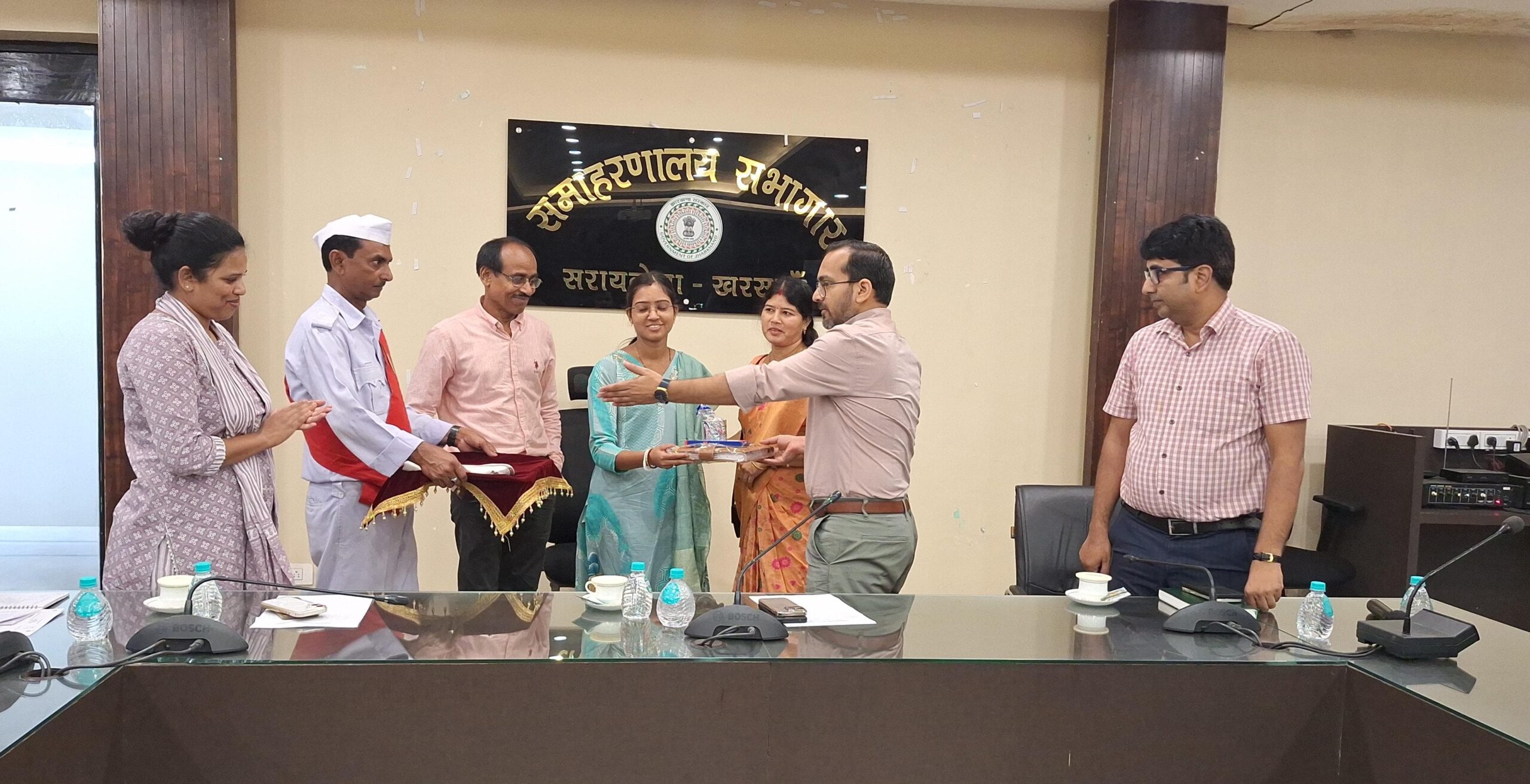 Saraikela: JPSC में सफल युवाओं का सरायकेला में सम्मान, DC ने दी प्रेरणादायक शुभकामनाएं