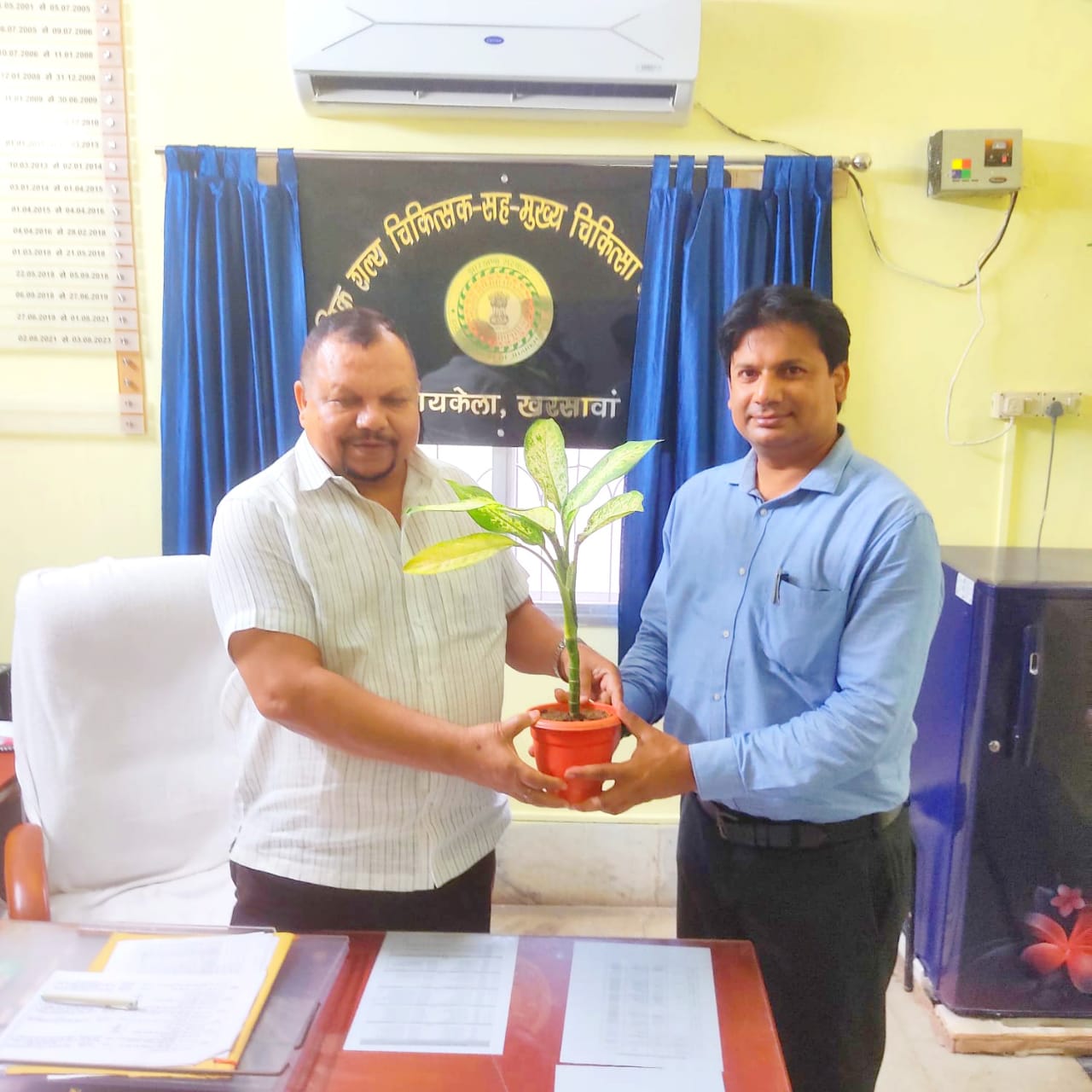 Saraikela: सरायकेला में जल्द शुरू होगा 300 बेड वाला नया अस्पताल, सिविल सर्जन से मिले विधायक प्रतिनिधि