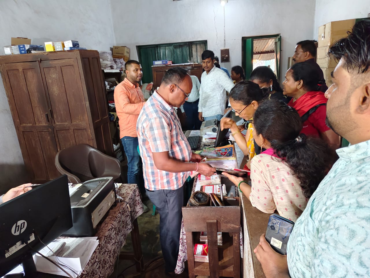 Chaibasa: गुवा डाकघर घोटाले से मचा हड़कंप, खाताधारकों में गहरी चिंता – सरकार से अब ‘पैसे’ नहीं ‘भरोसे’ की मांग