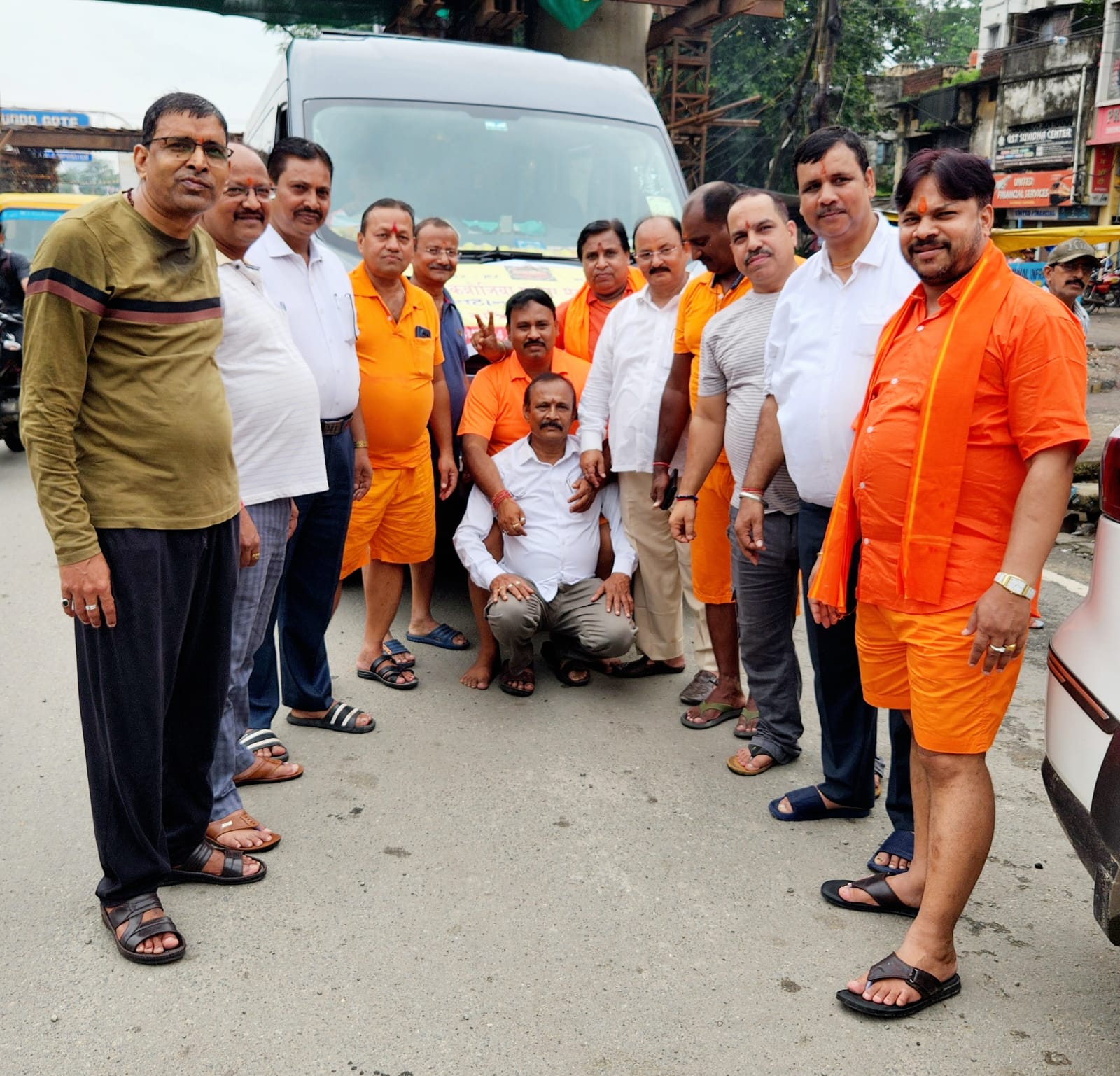 Jamshedpur: बाबा नगरी के लिए रवाना राष्ट्रीय कन्नौजिया सोनार महापरिवार का जत्था