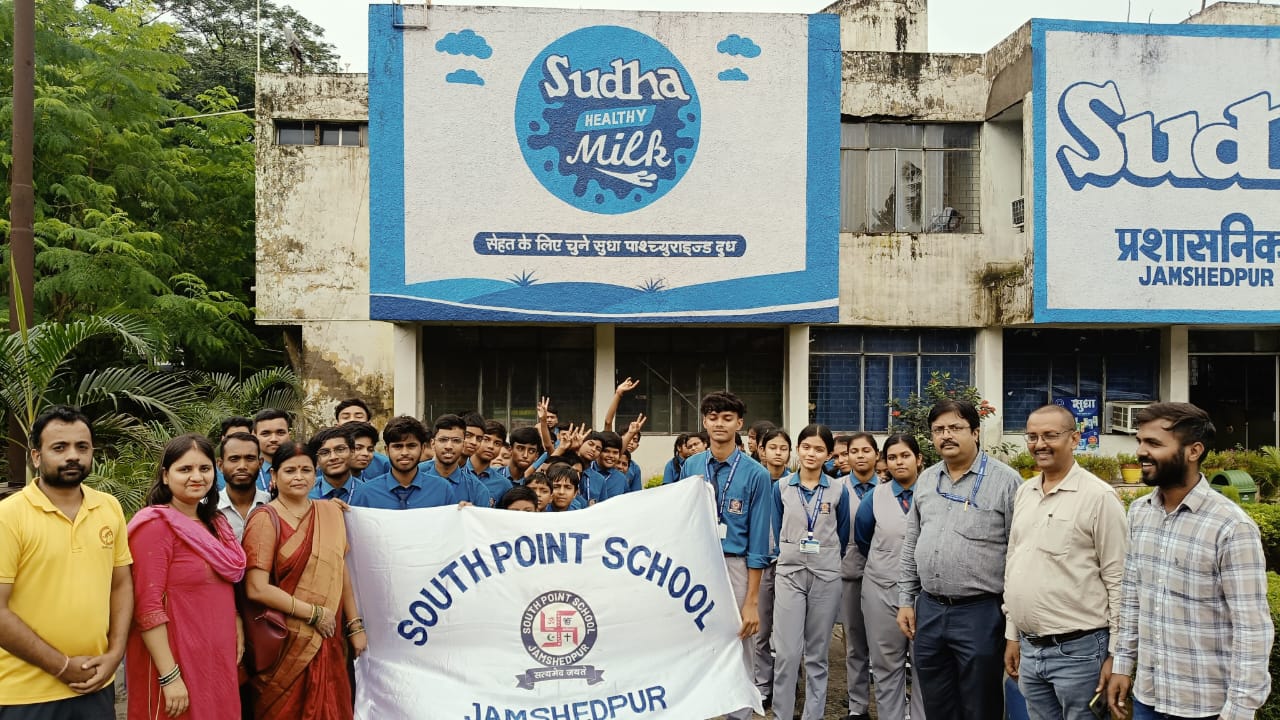 South Point School के बच्चों ने किया सुधा डेयरी का भ्रमण, देखी दूध उत्पादन की तकनीकी प्रक्रिया