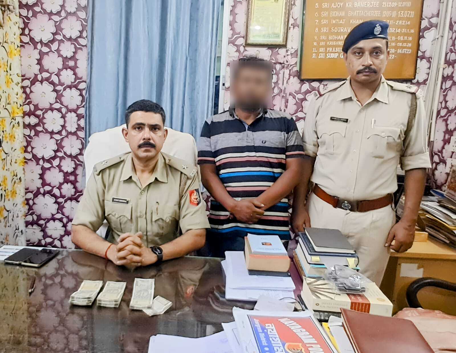 Jhargram: झाड़ग्राम में लूटकांड की गुत्थी सुलझी, शेख राजू के घर से बरामद हुई ₹63,000 की नकदी