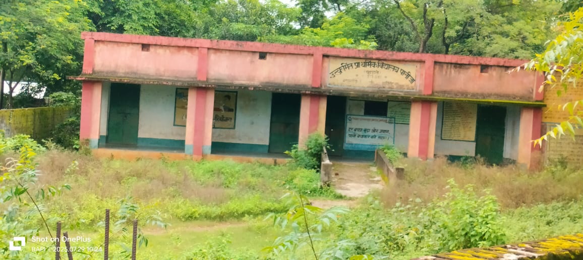 Bahragora: तीन कमरे, 186 छात्र – कभी बरसात तो कभी धूप, दालान में बैठकर पढ़ रहे हैं मासूम