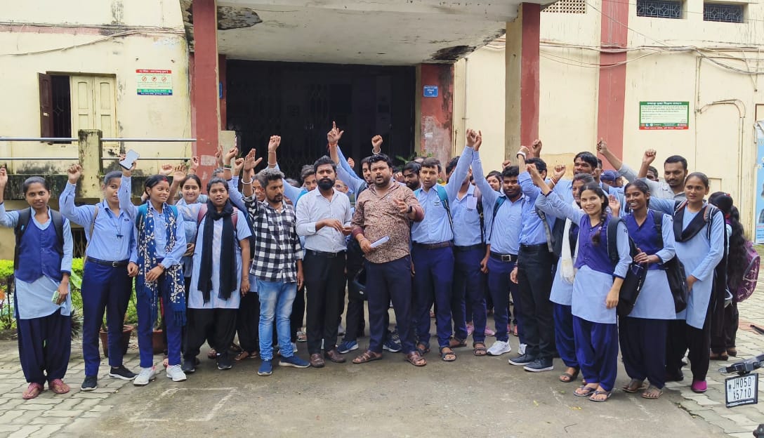 Jamshedpur: छात्रों के भविष्य से न खेले कोल्हान विश्वविद्यालय – युवा जदयू ने किया प्राचार्य का घेराव, सुधारात्मक कार्रवाई की मांग