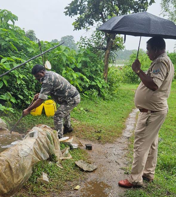 Chandil: अवैध भट्ठी एवं 50 किलो जावा महुआ नष्ट – ग्रामीण बोले, बाकी भट्टियों पर कब चलेगा डंडा?