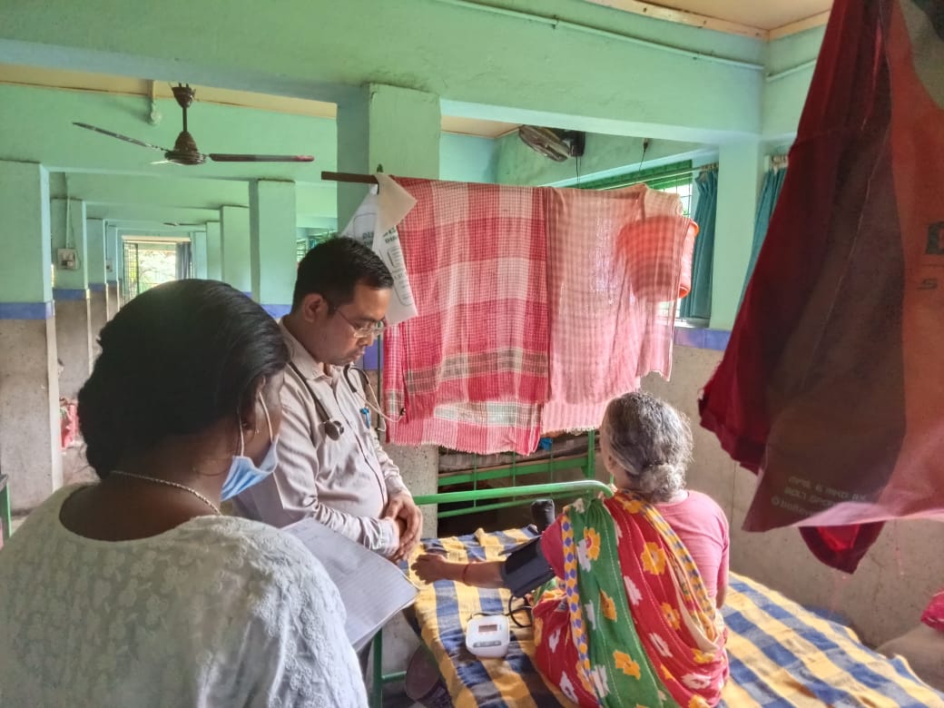 Jamshedpur: 65 कुष्ठ रोगियों की हुई जांच, प्रशासन ने बरसात में बढ़ाया हाथ