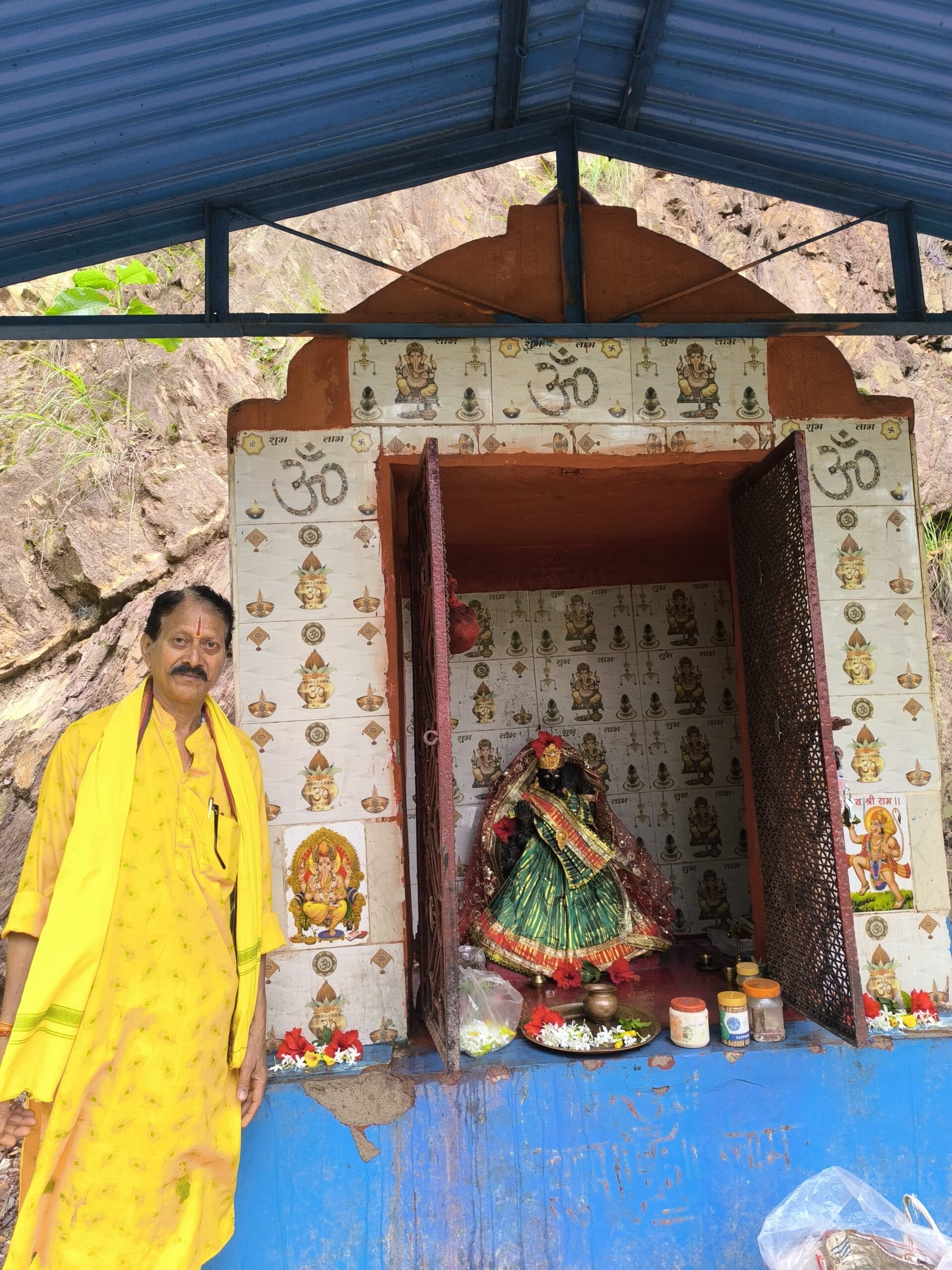 Chaibasa: दुराचार की घटना के बाद मां वनदेवी दरबार में विधिवत पूजा आरंभ, श्रद्धालुओं में दिखा उत्साह