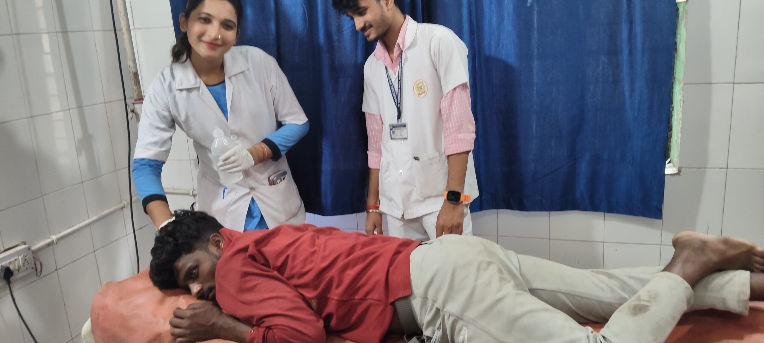 Saraikela: सड़क पार कर रहे युवक को बाइक ने मारी टक्कर, खड़ी बस बनी हादसे की वजह