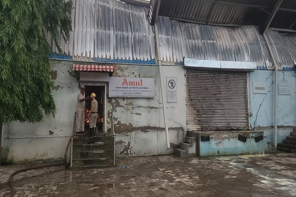 Jamshedpur : अमूल दूध के गोदाम में भीषण आग , लाखों का क्षति