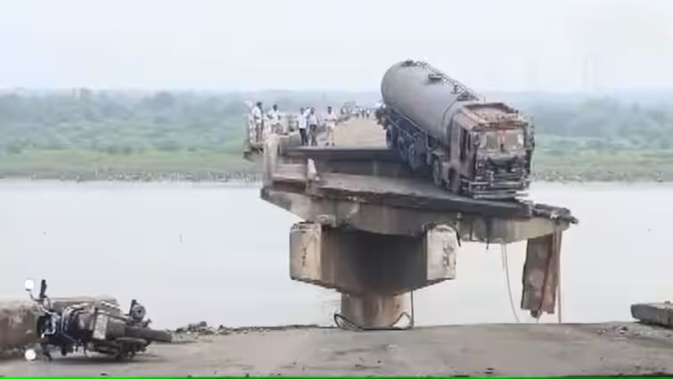 Gambhira Bridge Collapse: महिसागर नदी पर बना गंभीरा पुल भरभराकर गिरा, जर्जर स्थिति की पहले से थी चेतावनी – रेस्क्यू शुरू