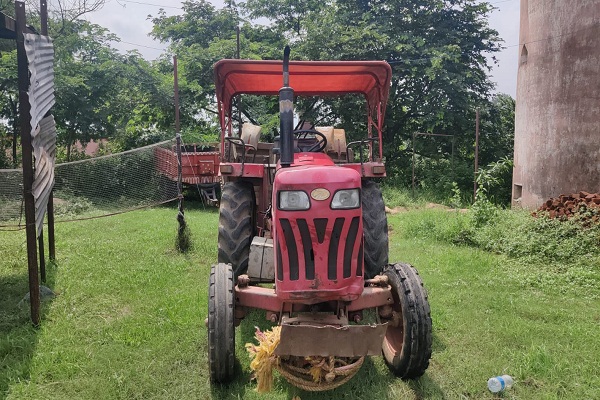 Seraikela : चौका में खनन विभाग का औचक निरीक्षण, बालू का अवैध परिवहन करता दो ट्रैक्टर जब्त