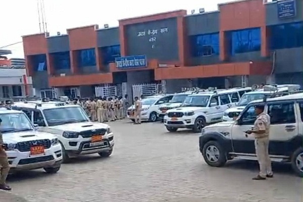 Patna : बेउर जेल में तीन कक्षपाल निलंबित, तीन अधिकारियों से जवाब-तलब, गोपाल खेमका हत्याकांड के मद्देनज़र 100 कैदियों से पूछताछ