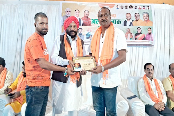 Jamshedpur : भाजपा के अल्पसंख्यक चौपाल में मोदी सरकार के 11 वर्षों की उपलब्धियों पर हुई चर्चा, सैकड़ों लोगों के बनाये गए राशन एवं आयुष्मान कार्ड