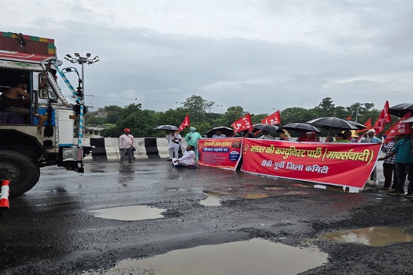 Bundu : देशव्यापी आम हड़ताल का बुंडू-तमाड़ में दिखा असर, बारिश के बावजूद सड़क पर उतरे बंद समर्थक