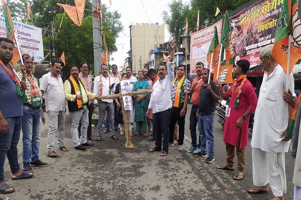 Chaibasa : भोगनाडीह में शहीदों के परिजनों पर लाठीचार्ज के खिलाफ भाजपा का उग्र प्रदर्शन, सीएम का जलाया पुतला